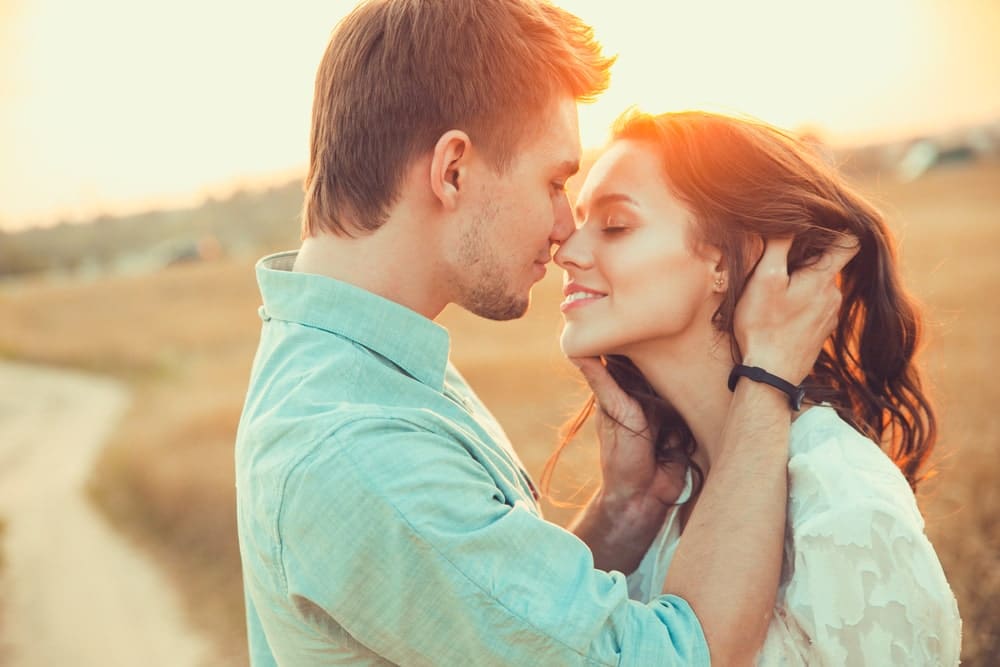kissing